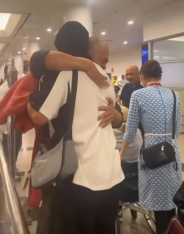 泪目！洋媳妇奇娜父母来华奔丧，杨淙下跪欢迎，婆婆鞠躬说对不起