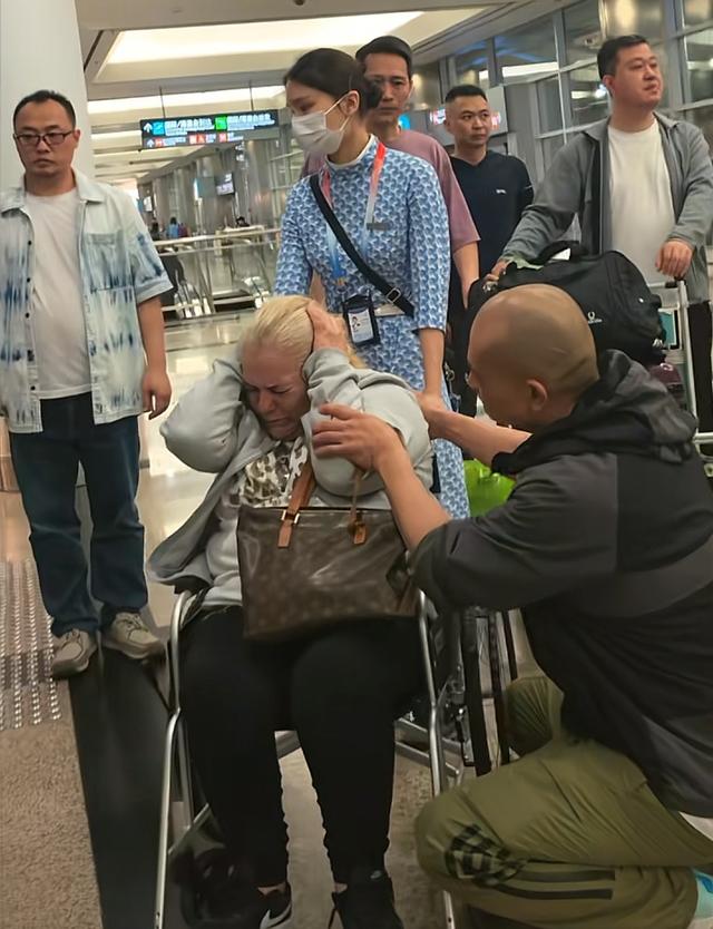 泪目！洋媳妇奇娜父母来华奔丧，杨淙下跪欢迎，婆婆鞠躬说对不起