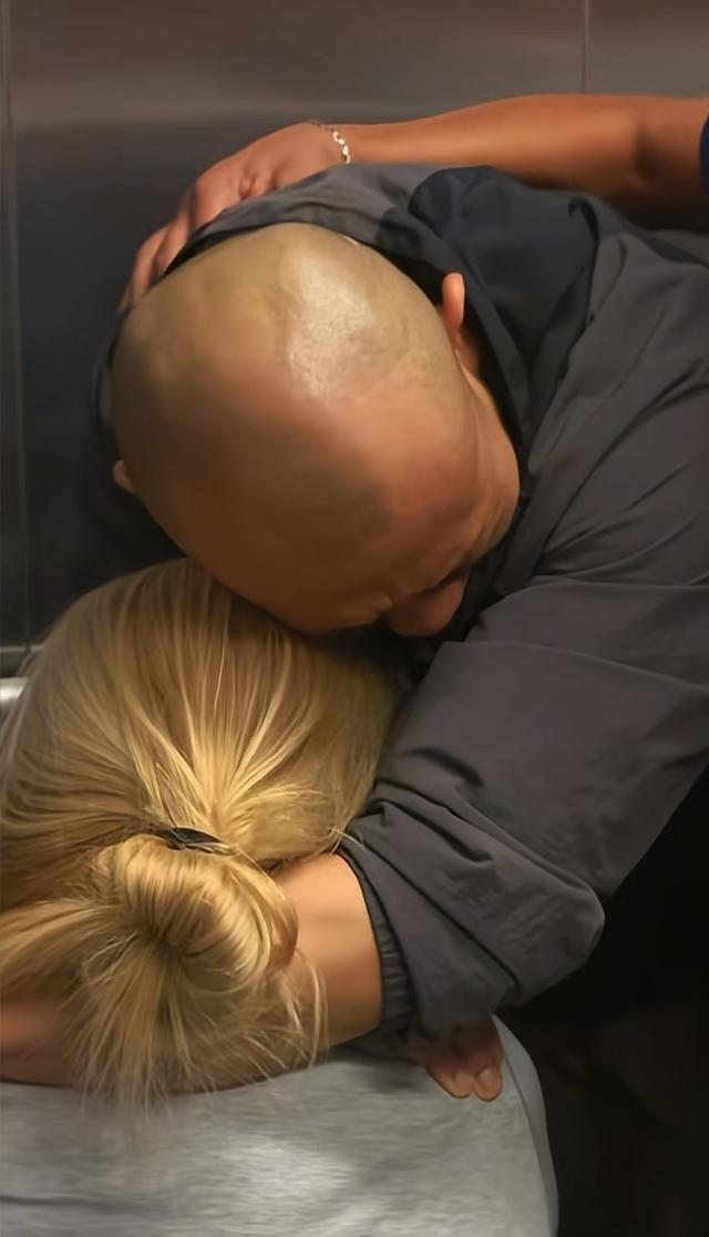 泪目！洋媳妇奇娜父母来华奔丧，杨淙下跪欢迎，婆婆鞠躬说对不起