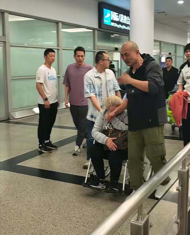 泪目！洋媳妇奇娜父母来华奔丧，杨淙下跪欢迎，婆婆鞠躬说对不起