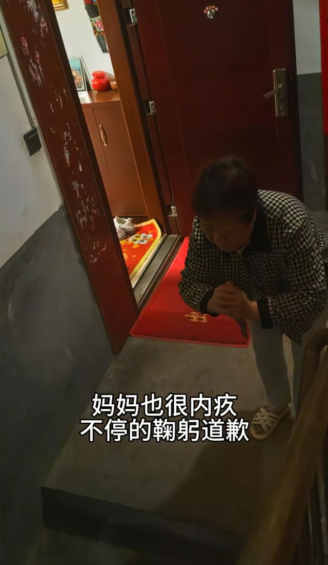 泪目！洋媳妇奇娜父母来华奔丧，杨淙下跪欢迎，婆婆鞠躬说对不起