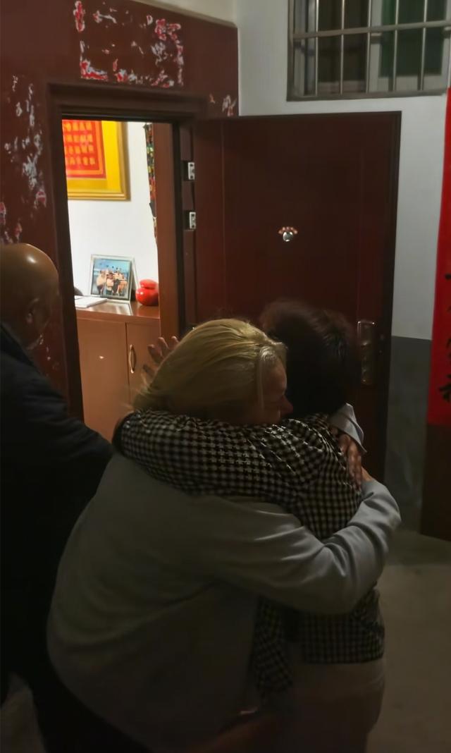 泪目！洋媳妇奇娜父母来华奔丧，杨淙下跪欢迎，婆婆鞠躬说对不起