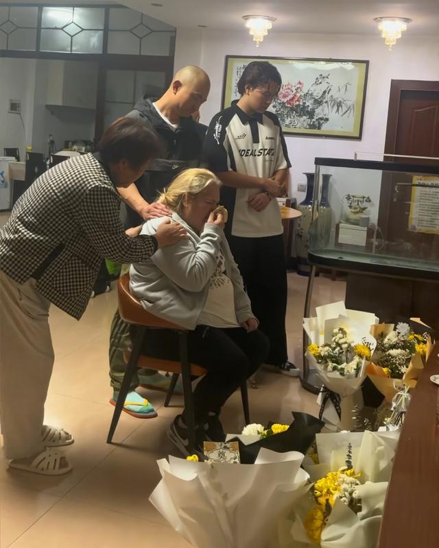 泪目！洋媳妇奇娜父母来华奔丧，杨淙下跪欢迎，婆婆鞠躬说对不起