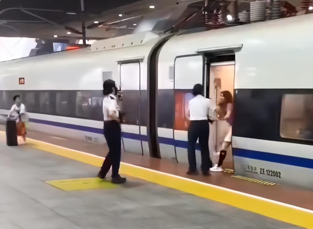 女子伸腿拦高铁后续：官方转达细节，女子身份被扒，结局大年夜

快人心