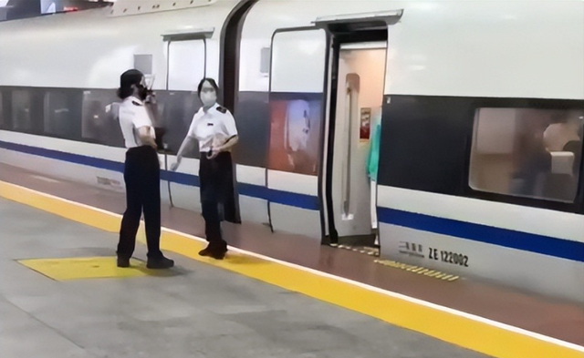 女子伸腿拦高铁后续：官方转达细节，女子身份被扒，结局大年夜

快人心