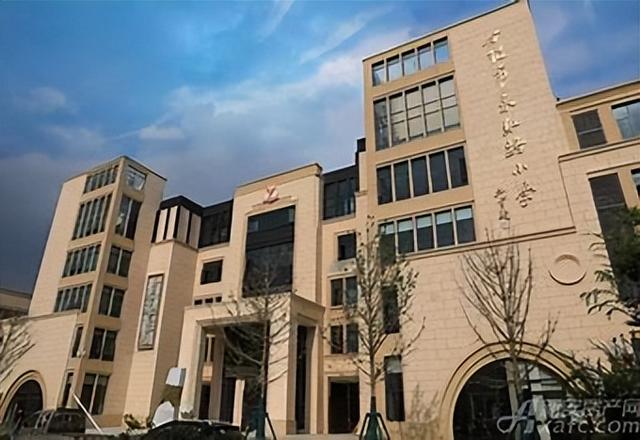 女子伸腿拦高铁后续：官方转达细节，女子身份被扒，结局大年夜

快人心