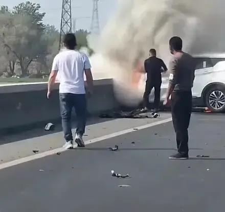 突发！SUV高速起火，女司机在车内惨叫，一男一女被烧死，才18岁