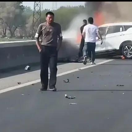 突发！SUV高速起火，女司机在车内惨叫，一男一女被烧死，才18岁