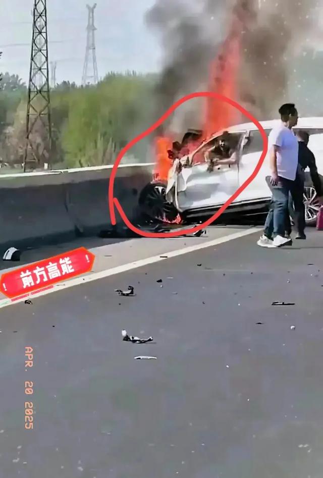 突发！SUV高速起火，女司机在车内惨叫，一男一女被烧死，才18岁
