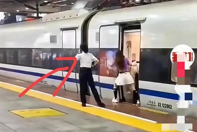 伸腿拦高铁女子后续：人在厦门抓获，已经拘留！网友指出四点题目