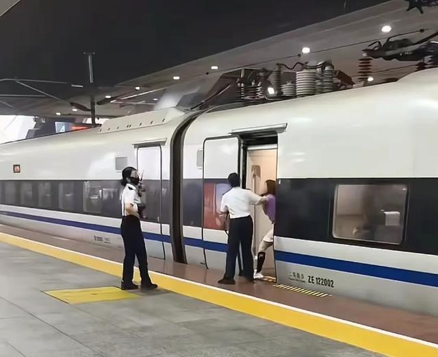 伸腿拦高铁女子后续：人在厦门抓获，已经拘留！网友指出四点题目