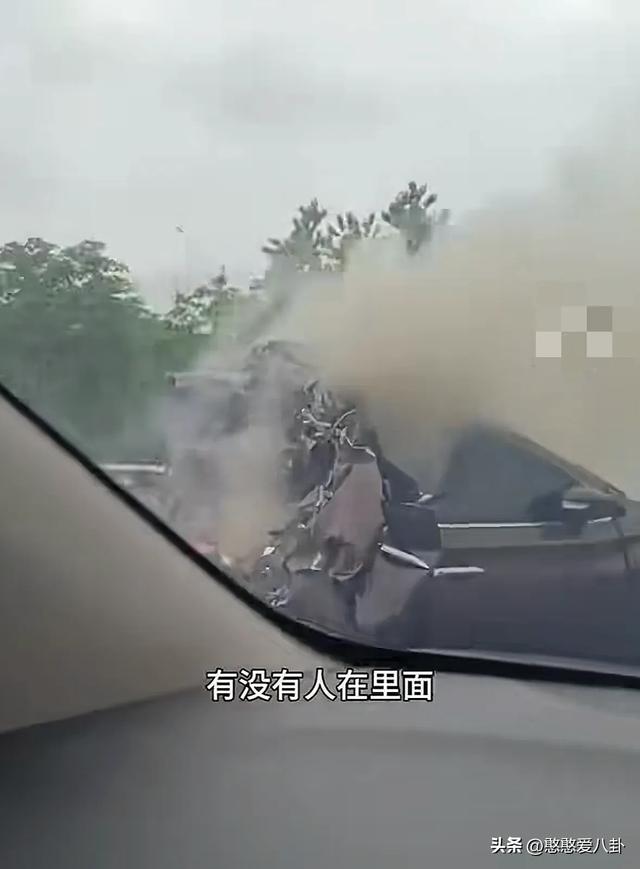 南昌高速车祸揪心！施救司机泪崩，目击
者发声，车企遭公愤
讨伐！