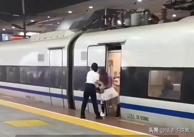 新后续！女子伸腿强拦高铁：身份曝光、回家后被抓！多家央媒报道