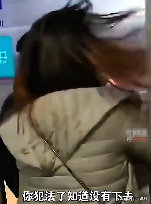 新后续！女子伸腿强拦高铁：身份曝光、回家后被抓！多家央媒报道