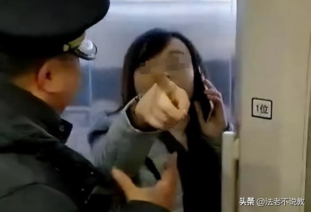 新后续！女子伸腿强拦高铁：身份曝光、回家后被抓！多家央媒报道