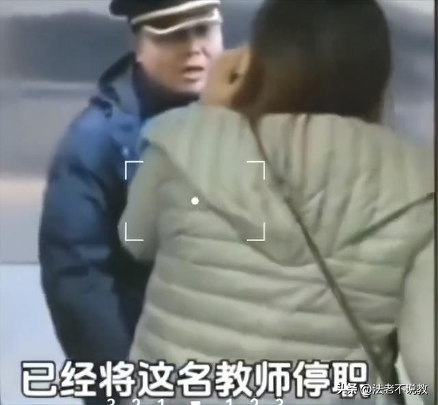 新后续！女子伸腿强拦高铁：身份曝光、回家后被抓！多家央媒报道
