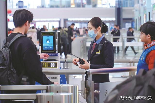 新后续！女子伸腿强拦高铁：身份曝光、回家后被抓！多家央媒报道