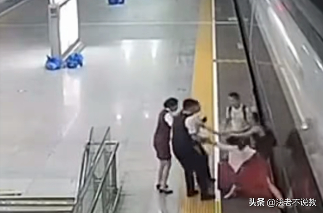 新后续！女子伸腿强拦高铁：身份曝光、回家后被抓！多家央媒报道