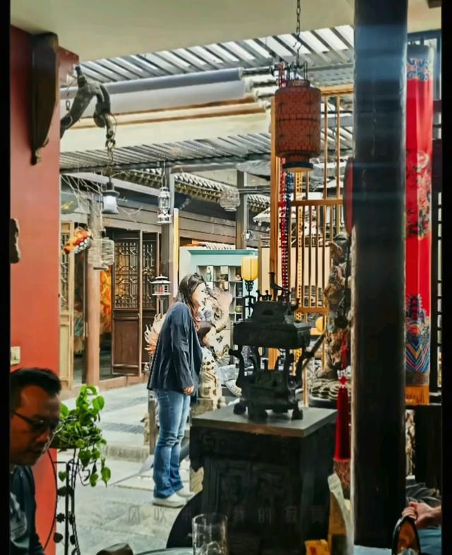 郭晶晶一家闪现山西浑源，住1266元民宿，儿子戴棉帽 霍震霆老好多