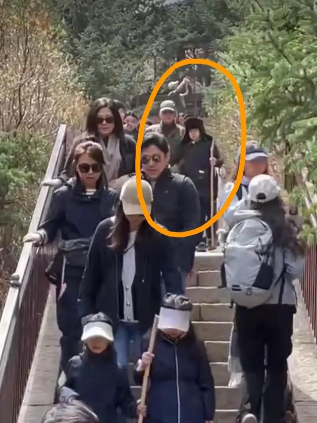 郭晶晶一家闪现山西浑源，住1266元民宿，儿子戴棉帽 霍震霆老好多