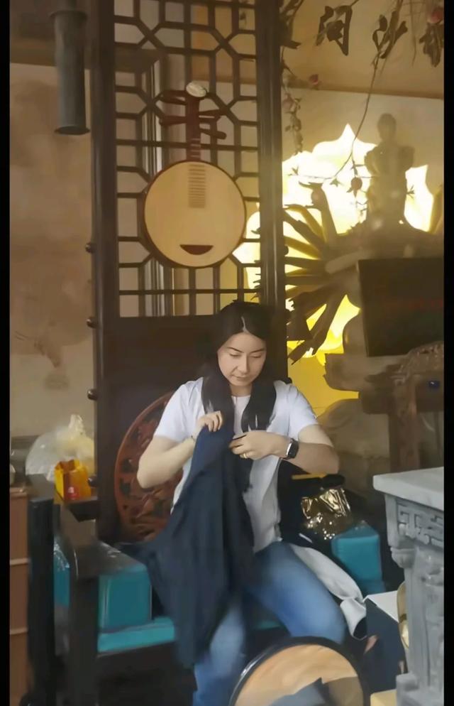 郭晶晶一家闪现山西浑源，住1266元民宿，儿子戴棉帽 霍震霆老好多