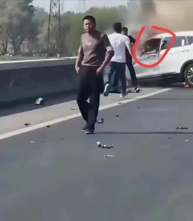 22岁新手司机高速逆行撞货车，猛火中扒窗惨叫，与女伴双双死亡
