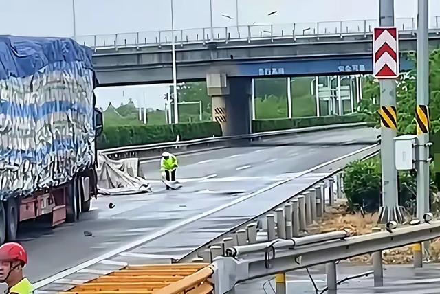 22岁新手司机高速逆行撞货车，猛火中扒窗惨叫，与女伴双双死亡
