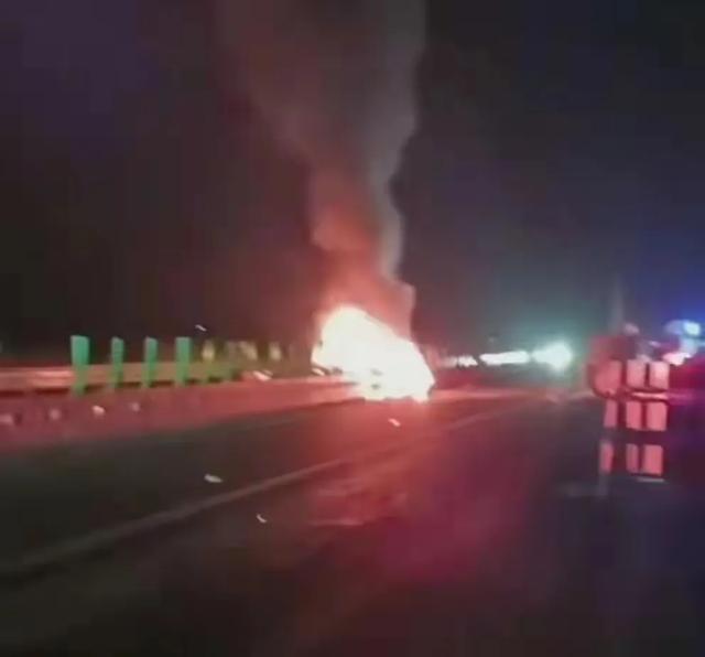 22岁新手司机高速逆行撞货车，猛火中扒窗惨叫，与女伴双双死亡
