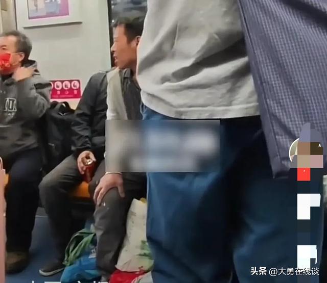 全网怒了！北京地铁61岁白叟
骂农夫工：跟要饭似的，官方处置处分
了