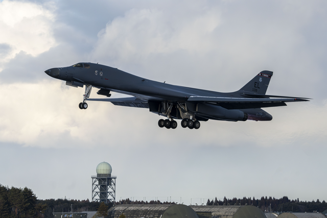 B-1B轰炸机抵达日本后，中国公布“非核氢弹”试验，老美猝不及防