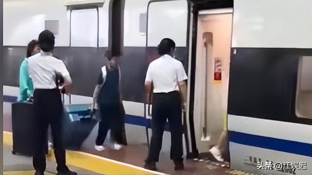 女子伸腿拦高铁后续：警方转达细节，女子身份被扒，结局大快民气