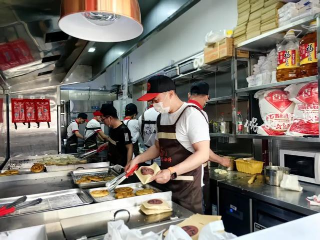 上海“网红”阿大葱油饼之重生第一天！10元一只！生意怎么样？现场直击