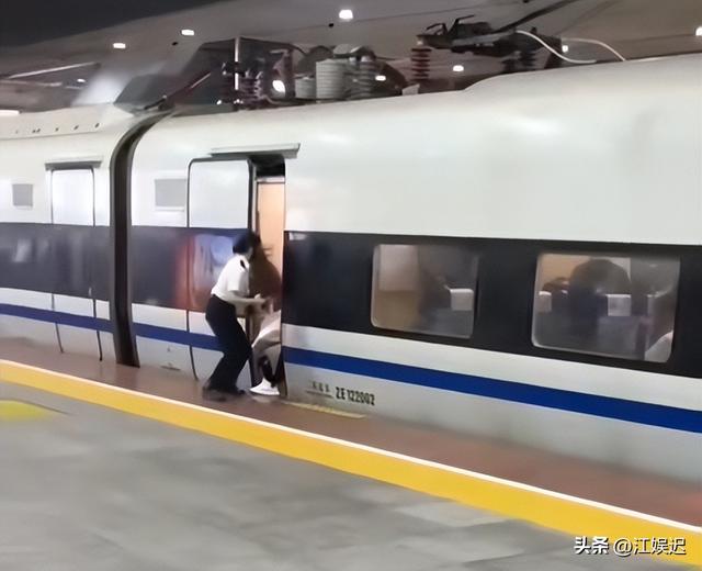 女子伸腿拦高铁后续：警方转达细节，女子身份被扒，结局大快民气