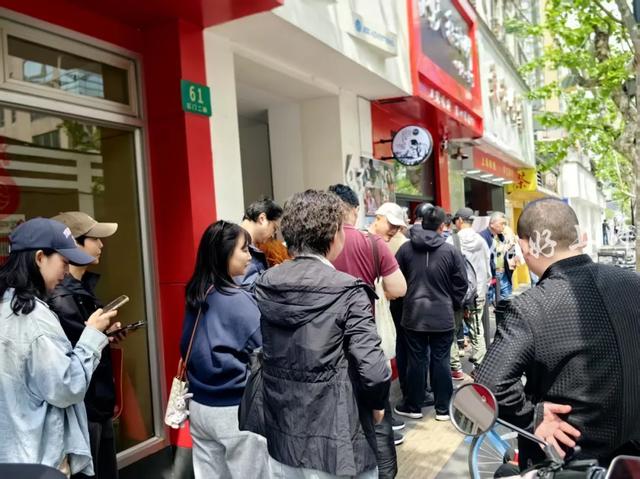 上海“网红”阿大葱油饼之重生第一天！10元一只！生意怎么样？现场直击