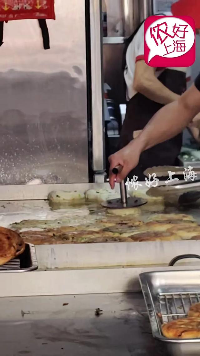 上海“网红”阿大葱油饼之重生第一天！10元一只！生意怎么样？现场直击