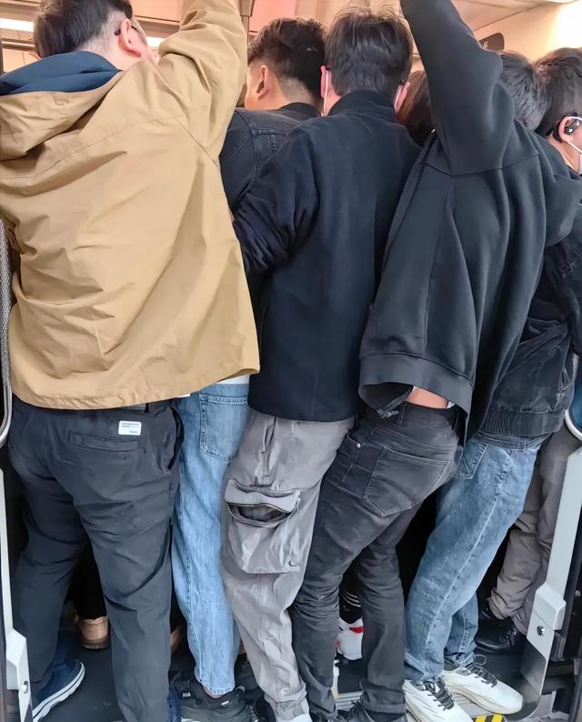 北京男子鄙视农平易近
工后续，正面照曝光，身份不简单，家属提出要求
