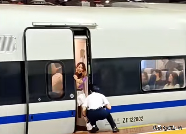 女子伸腿拦高铁后续：官方通报细节，女子身份被扒，结局大年夜

快人心