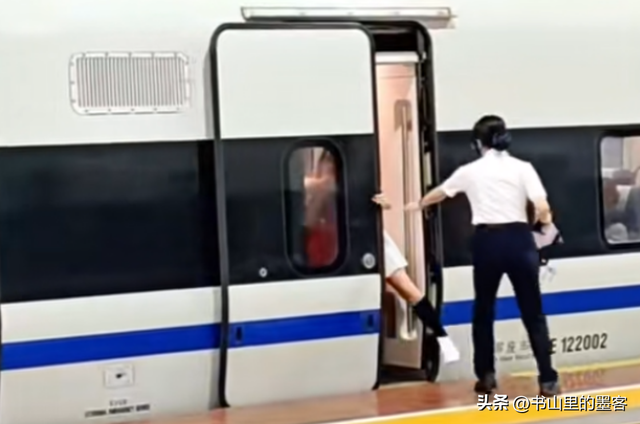 央视转发！女子强拦高铁后续：已被处理，身份曝光，年龄反差伟年夜

