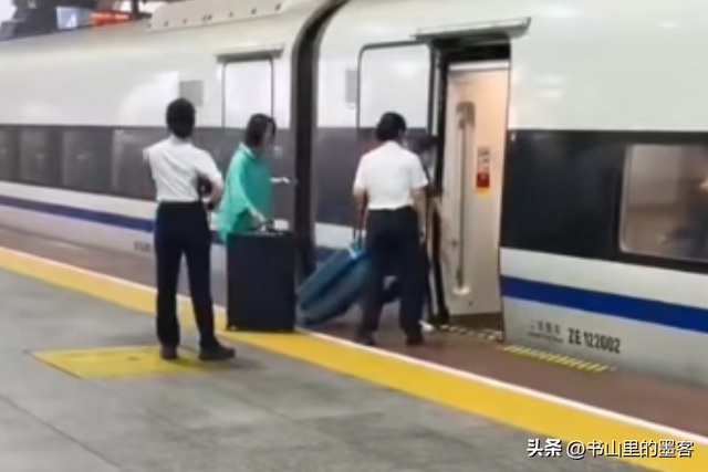 央视转发！女子强拦高铁后续：已被处理，身份曝光，年龄反差伟年夜


