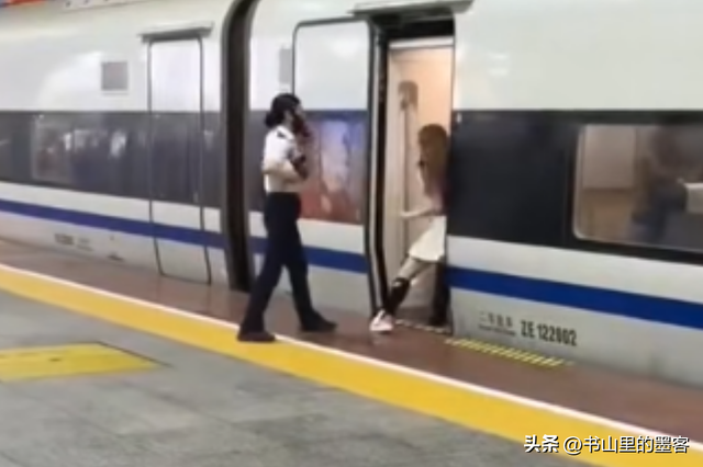 央视转发！女子强拦高铁后续：已被处理，身份曝光，年龄反差伟年夜

