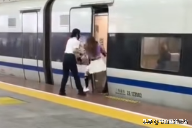 央视转发！女子强拦高铁后续：已被处理，身份曝光，年龄反差伟年夜

