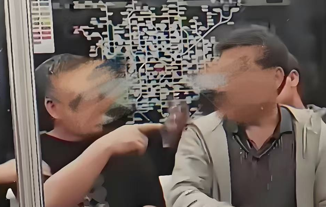 央视点名！北京61岁大爷疯狂辱骂农夫工，身份被扒，难怪这么嚣张