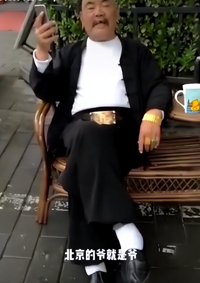 央视点名！北京61岁大爷疯狂辱骂农夫工，身份被扒，难怪这么嚣张