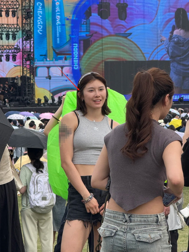 吴艳妮音乐节被偶遇，素颜穿短裤大年夜

腿粗壮，一身行头超20万引热议