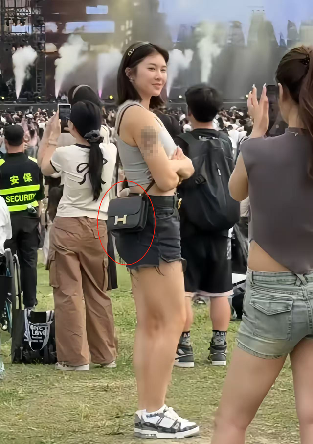 吴艳妮音乐节被偶遇，素颜穿短裤大年夜

腿粗壮，一身行头超20万引热议