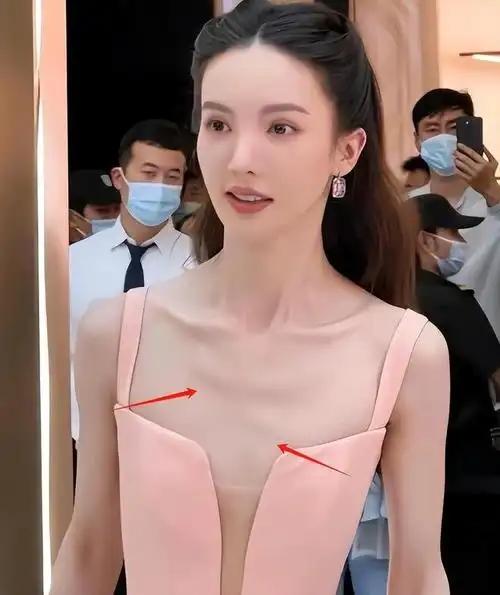 吴艳妮音乐节被偶遇，素颜穿短裤大年夜

腿粗壮，一身行头超20万引热议