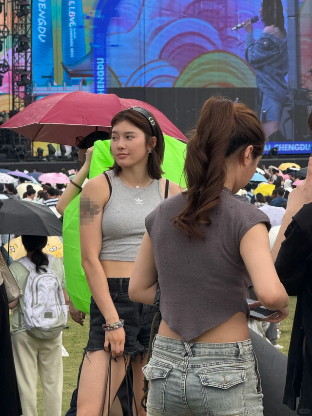 吴艳妮音乐节被偶遇，素颜穿短裤大年夜

腿粗壮，一身行头超20万引热议