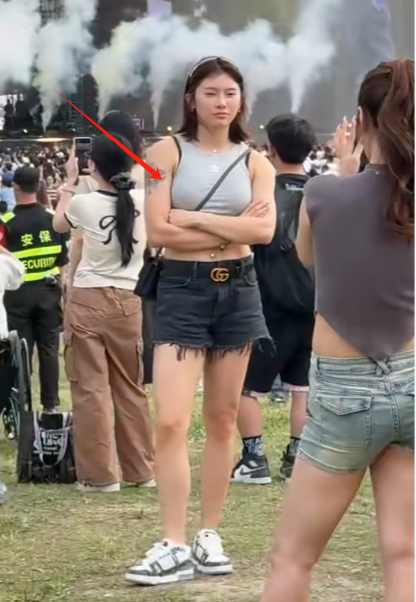 吴艳妮音乐节被偶遇，素颜穿短裤大年夜

腿粗壮，一身行头超20万引热议