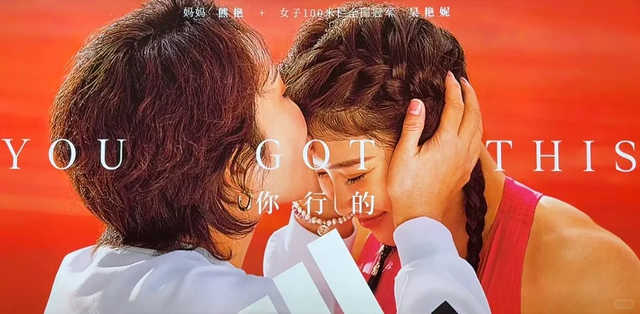 吴艳妮音乐节被偶遇，素颜穿短裤大年夜

腿粗壮，一身行头超20万引热议
