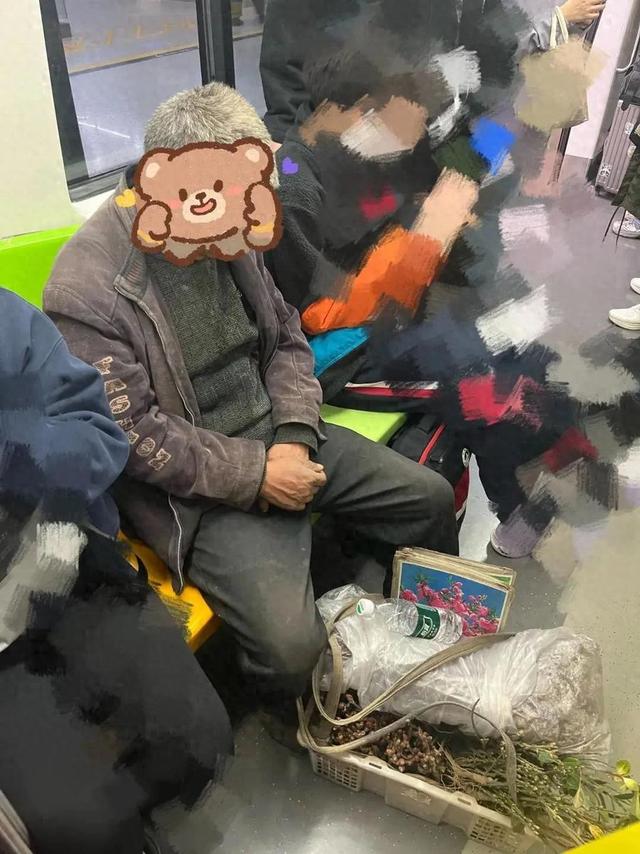 “穿这么脏到这挤”，地铁上唾骂他人被行拘！北京地铁：永远接待沾着泥巴的普通劳动者
